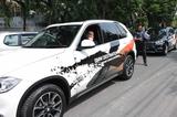 画像: スタートしますよー!と助手席でにこやかな表情を浮かべているのは、BMWインドネシアのイスマイル・アシュラン氏。