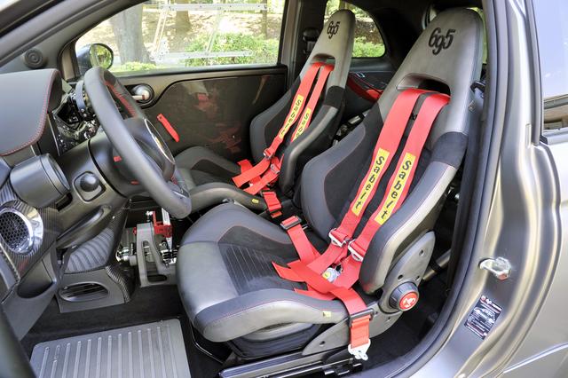 画像: アルカンターラ/レザーのコンビでヘッドレスト一体型の専用スポーツシートと4点式シートベルトはサベルト製。