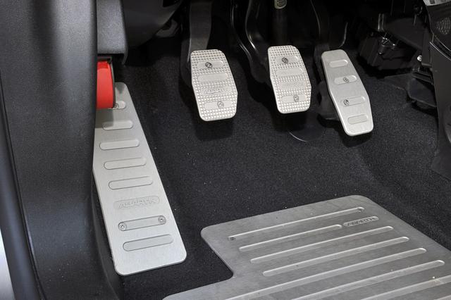 画像: ABCペダルと大型のフットレスト、およびフットプレートはアルミ製。ABARTHのロゴも刻まれている。