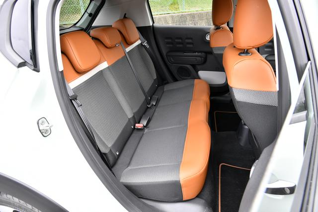 画像: リアシート。Bセグメントだけにヒザ回りの余裕は少なめ。乗車定員5名。