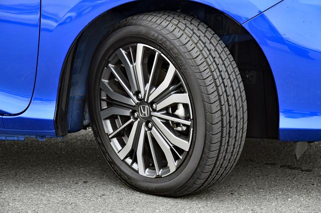 画像: タイヤはダンロップのSPスポーツ2030。試乗車のEXではアルミホイールも標準装備だ。