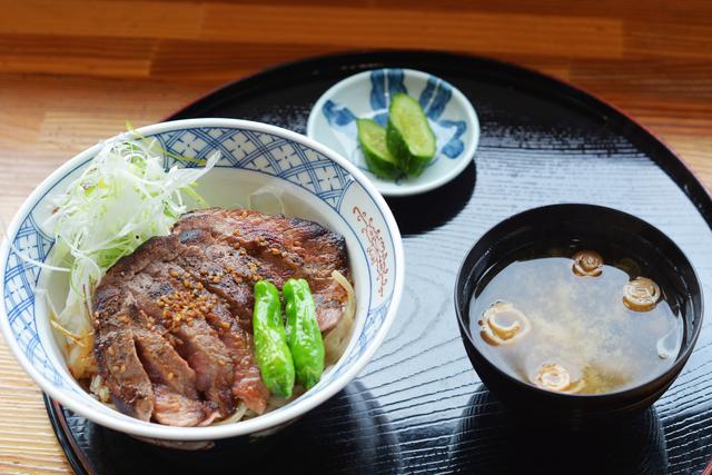 画像: 味噌汁とお新香がセットで付く。