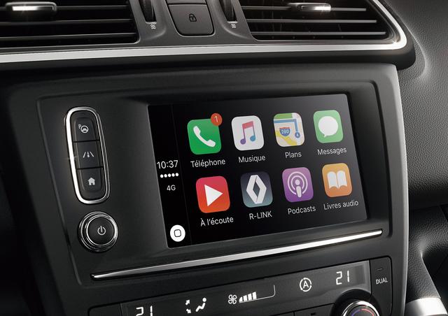 画像: スマートフォンに搭載された Android Auto(アンドロイド端末)や、Apple CarPlay(iPhone)を介 して、7インチマルチファンクションタッチスクリーンに、スマートフォンの画面を表示。