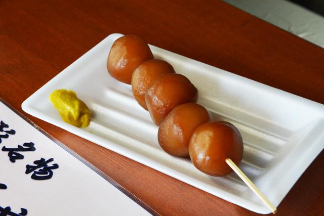 画像: 山形の名物のひとつでもある「玉こんにゃく」(1串5個 150円)。