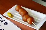 画像: 山形の名物のひとつでもある「玉こんにゃく」(1串5個 150円)。