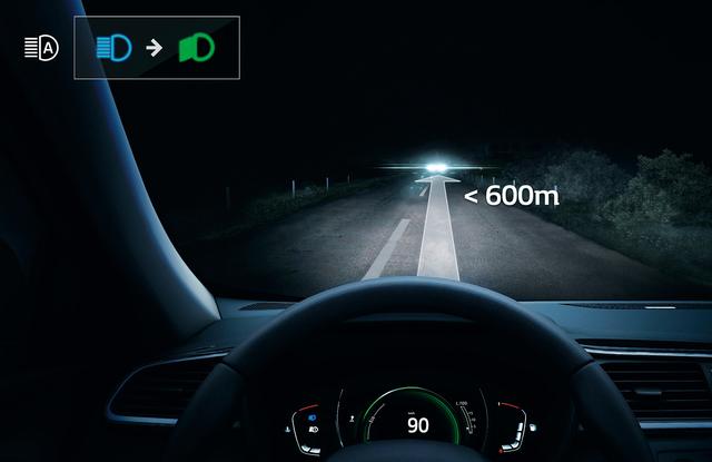 画像: 対向車や先行車をカメラのセンサーが検知し、ハイビームとロービームを自動で切り替える。