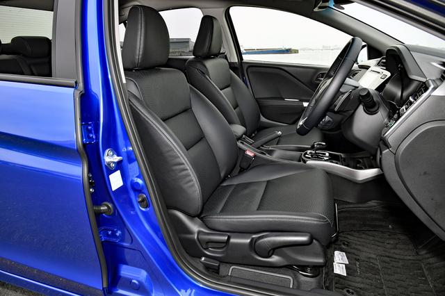画像: 試乗車は最上級グレードのEXだったので、シートのメイン部にファブリック、サイドにプライムスムースを採用していた。