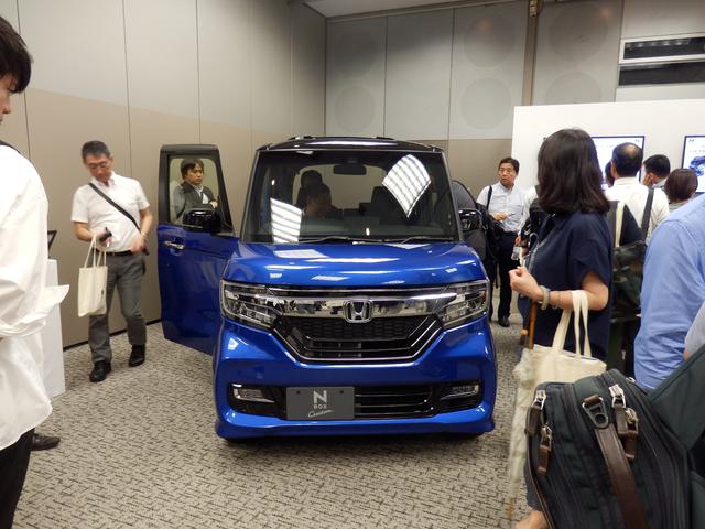 画像: こちらは「N-BOX Custom」。若い男性向けのエクステリアを意識した感もある。