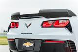 画像: カーボン製のリアスポイラーを装着。