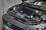 画像: テスト車は従来型アクセラにSKYACTIV-Xエンジンを搭載。ボンネットを開けても巨大なエンジンカバーで、エンジン本体はほとんど見えない。