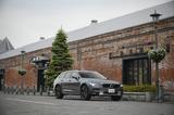 画像: 試乗車のボディカラーはオスミウムグレーメタリックで電動パノラマサンルーフ、Bowers& Wilkinsプレミアムサウンドシステムなどを含んだオプション込みの価格は8,279,000円。