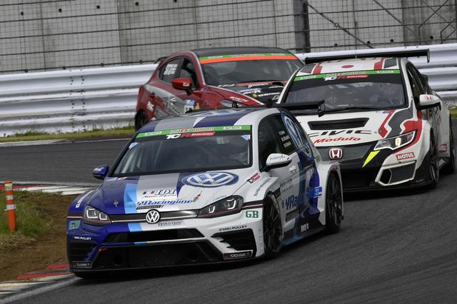 画像: レースが進むとペースが勝る10号車Golfが難なく98号車CIVICをパス。