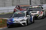 画像: レースが進むとペースが勝る10号車Golfが難なく98号車CIVICをパス。