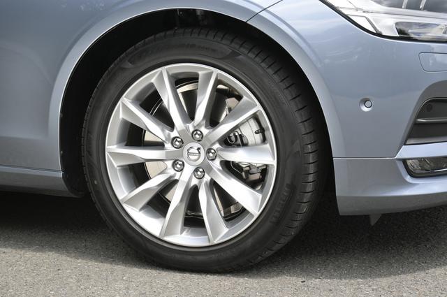 画像: 装着ホイールは10スポーク“Turbine”8.0J×18インチ、タイヤサイズは245/45R18でピレリのV90専用タイヤを履く。