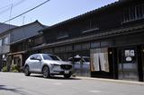 画像: 国の重要文化財も含め、旧い街並みが残っている一本杉通り。CX-5の背景は鳥居醤油店(石川県七尾市一本杉町29)。