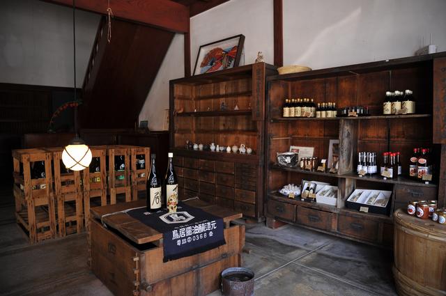 画像: 鳥居醤油店(☎0767-52-0368)。醤油の他、三河みりん、京都山田のごま油、能登の天然塩なども販売している。