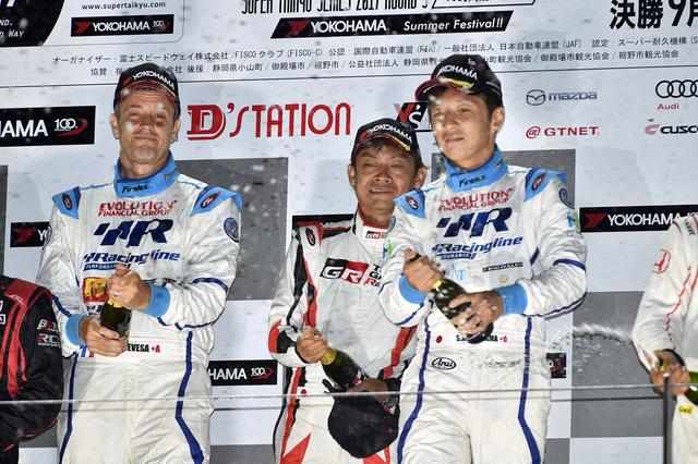 画像: デベサ、密山の後ろで遠慮気味な脇阪寿一。GAZOO RACINGのボスもこのレースを観ていたのだろうか。
