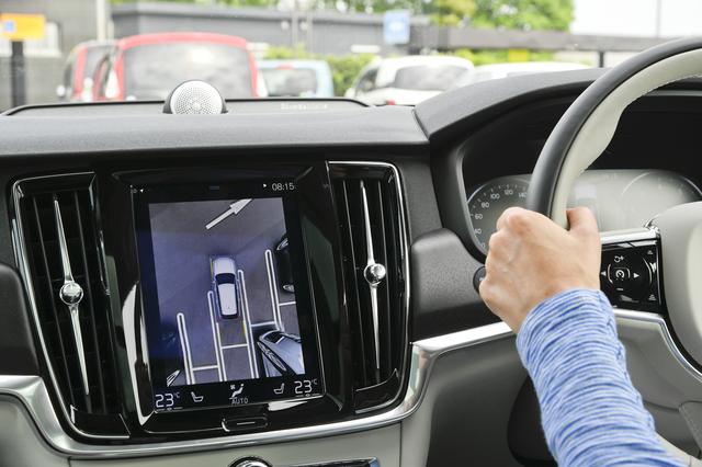 画像: 狭い場所での車庫入れも360°カメラがあるから簡単である。映し出される画面も大きくとても見やすいのがボルボらしい。