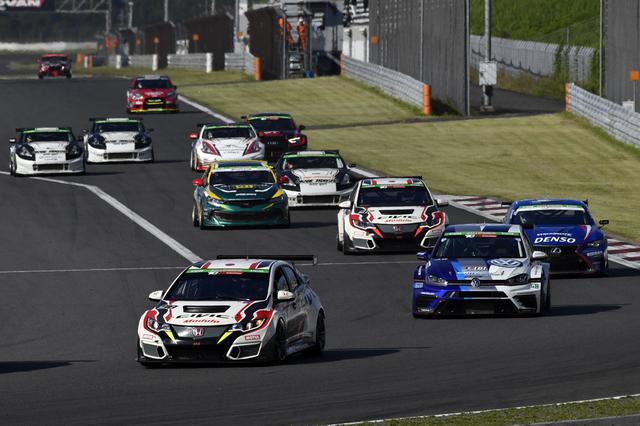 画像: 加藤寛規が絶妙のスタートを見せ98号車Modulo CIVIC TCRが先行。