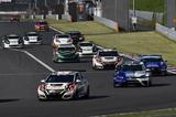 画像: 加藤寛規が絶妙のスタートを見せ98号車Modulo CIVIC TCRが先行。