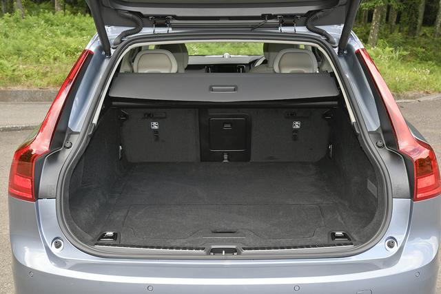 画像: ハンズフリー機構付きの電動テールゲートを採用する。とても使いやすいフラットなラゲッジルームはボルボのDNAである。