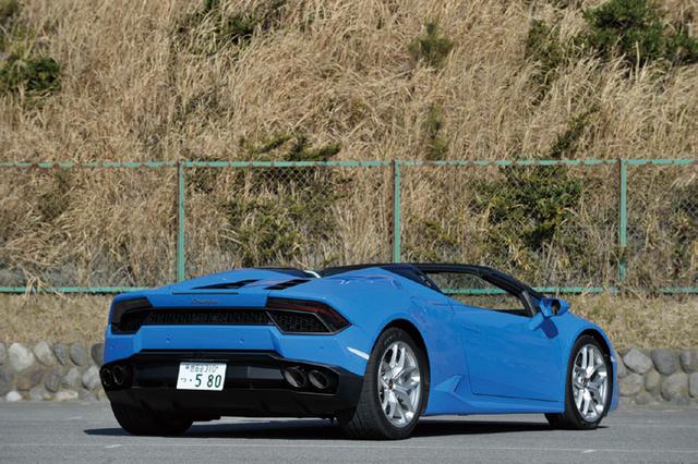 画像: ファブリックルーフは17秒で開閉が可能。ボディを補強したことでクーペより120kg重い。
