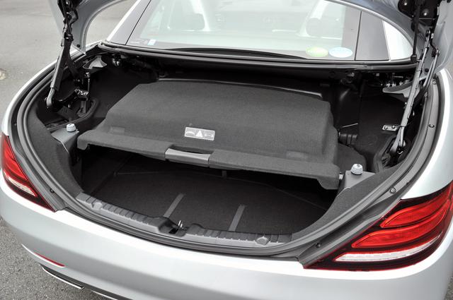 画像: オープン時のトランク容量はカバーの下になるが、それでも225Lを確保。クローズド時は335Lまで拡大。