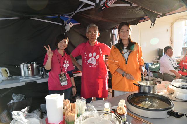 画像: 2チーム分のドライバー、サポーターの胃袋を満足させてくれた清水さん(中)、みっちゃん(右)、エミちゃん(左)。ご馳走様でした!