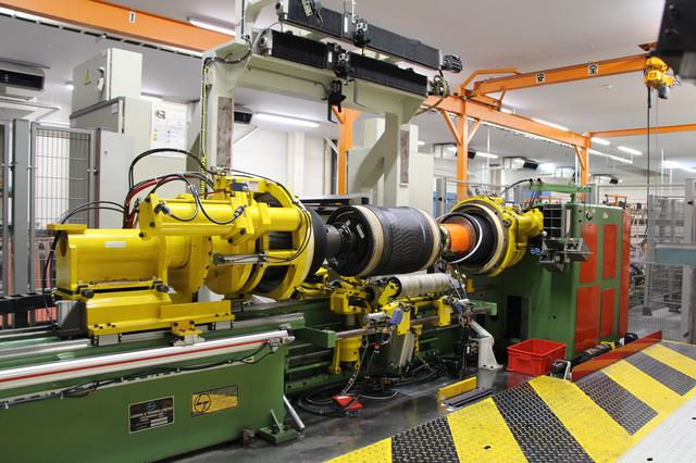 画像: 生タイヤの成型過程。ワンオフの研究用タイヤがこのようにすぐに作れる環境だという。