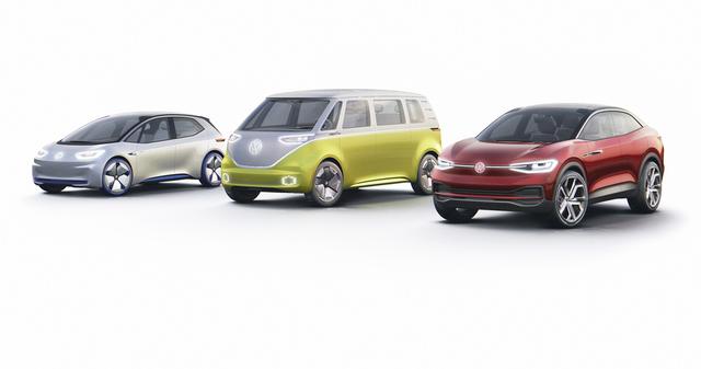 画像: 左が4ドアの「I.D.」、中央はマイクロバスを現代的に解釈した「I.D.BUZZ」、そして右がワールドプレミアと成った「I.D.CROZZ Ⅱ」。