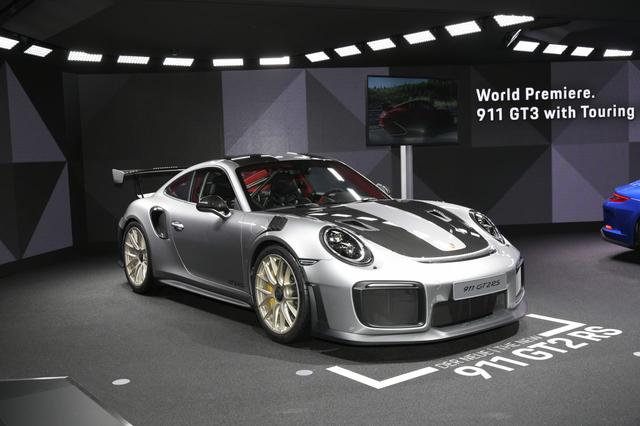画像: そしてニューモデルとして911GT2 RSがデビュー。徹底的な軽量化と突き詰められたシャシ性能、エアロダイナミクス、3.8Lツインターボエンジンは最高出力515kW(700ps)、最大トルク750Nm。そして後輪駆動レイアウト! 最高速340km/h、0→100km/h加速2.8秒、0→200km/h加速8.3秒、0→300km/h加速22.1秒。