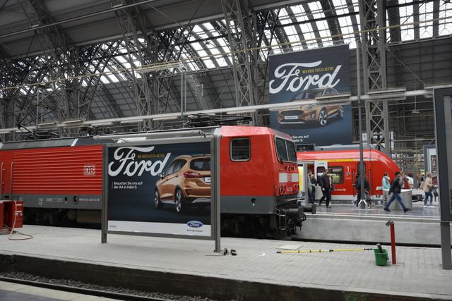 画像: フランクフルト中央駅は、行き止まり式プラットフォームのレイアウトです。この画像ですと右側が線路の終端部になります。手前の車両は電気機関車で、左側に客車が連結されています。出発する時は、このまま左方向に向かって推進状態で走り出します。先頭となる客車に運転室がありそこで制御されています。機回しの必要がありませんので、効率的な運用ができるんですね。