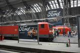 画像: フランクフルト中央駅は、行き止まり式プラットフォームのレイアウトです。この画像ですと右側が線路の終端部になります。手前の車両は電気機関車で、左側に客車が連結されています。出発する時は、このまま左方向に向かって推進状態で走り出します。先頭となる客車に運転室がありそこで制御されています。機回しの必要がありませんので、効率的な運用ができるんですね。