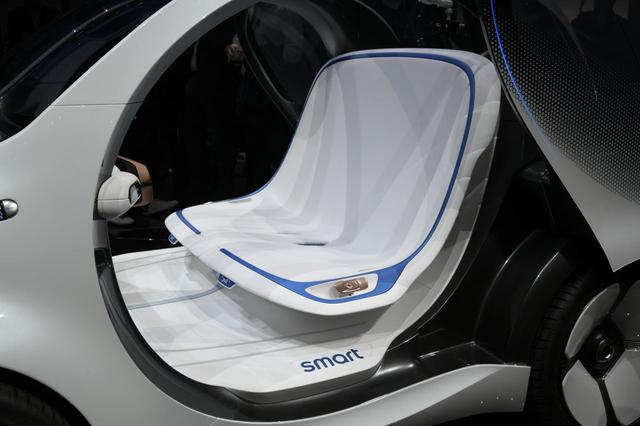 画像: smart vision EQ fortwoのインテリア。