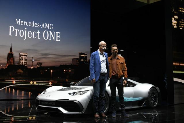 画像: ダイムラーAG取締役会会長Dr.ディーター・ツェッチェとF1ドライバーのルイス・ハミルトンが壇上に登った。
