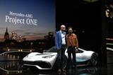 画像: ダイムラーAG取締役会会長Dr.ディーター・ツェッチェとF1ドライバーのルイス・ハミルトンが壇上に登った。