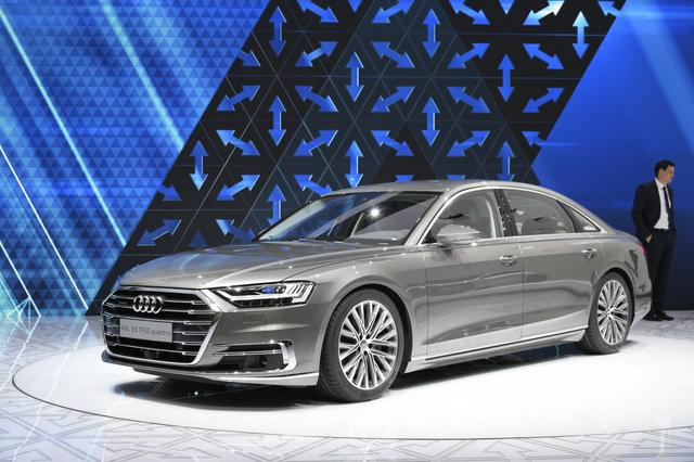 画像: 日本への導入も楽しみな新型A8。展示されていたのは「A8L 55TFSI クワトロ」モデル。ちなみにこれは、中国マーケット向けのモデル名ですね。車高がちょっと低すぎるように見える気がしますが、これはエアサスペンション仕様なのでしょうか。