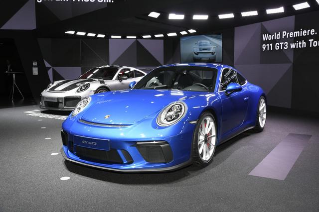 画像: ワールドプレミアされた911GT3ツーリングパッケージ。GT3のひとつのバリエーションといえるパッケージで、6速MTモデルが対象となっています。リアウイングがGT3の象徴でもあった大型の固定式から、911カレラシリーズと同様の可変リアスポイラーとなります。