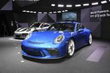 画像: ワールドプレミアされた911GT3ツーリングパッケージ。GT3のひとつのバリエーションといえるパッケージで、6速MTモデルが対象となっています。リアウイングがGT3の象徴でもあった大型の固定式から、911カレラシリーズと同様の可変リアスポイラーとなります。