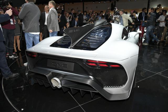 画像: Mercedes-AMG Project ONEには、F1マシンのような垂直に立ったシャークフィンが採用されている。