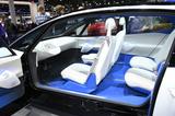 画像: BピラーレスのデザインはI.D.CROZZⅡに受け継がれていますね。自動運転対応のコンセプトモデルですので、必要のない場合(駐車時や自動運転中の時など)、ハンドルはインパネ表面に収納されている状態となります。