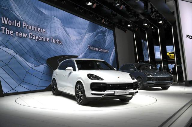 画像: カイエンターボのエンジンは4L V8ツインターボで、従来モデルよりも30ps引き上げられた最高出力550psを発揮。最大トルクも20Nmアップの770Nmとなりました。トランスミッションは8速ATです。
