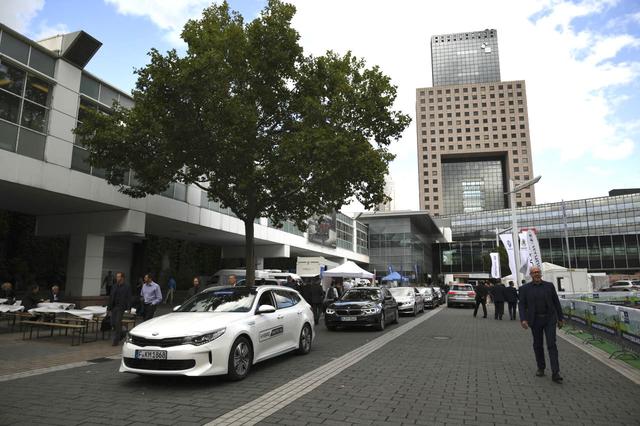画像: 会場のフランクフルトメッセはとにかく広いので、会場内を移動するのもなかなか大変です。そんな時のために便利なのが、メディアやゲストが利用することができる会場内タクシーです。ズラリと並んでいるのがおわかりいただけると思います。主要ブースごとにストップ場所があり、空車があれば順番に無料で利用できます。クルマとドライバーは各メーカーが最新モデルのデモンストレーションを兼ねて提供していますので、何が来るかということも乗車時の楽しみのひとつです。