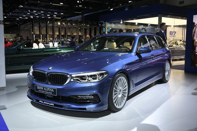 画像: ドッシリとした迫力すら感じさせる存在感を放っていたのが、BMWアルピナのB5ビターボツーリングオールラッド。オールラッドとは全輪駆動のことで、つまり4WDモデルなのです。ちなみに、BMWアルピナがワールドプレミアしたのはD5 Sオールラッドというモデルで、これはディーゼルエンジンモデルとして最速クラスのパフォーマンスを備えたシリーズのラインナップです。