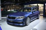 画像: ドッシリとした迫力すら感じさせる存在感を放っていたのが、BMWアルピナのB5ビターボツーリングオールラッド。オールラッドとは全輪駆動のことで、つまり4WDモデルなのです。ちなみに、BMWアルピナがワールドプレミアしたのはD5 Sオールラッドというモデルで、これはディーゼルエンジンモデルとして最速クラスのパフォーマンスを備えたシリーズのラインナップです。
