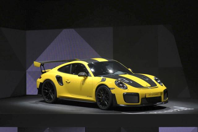 画像: こちらもワールドプレミアとなった911GT2 RS。ハイパワー、専用パーツを多数用いた軽量ボディ、締め上げられたサスペンション。絶対的な動力性能をとことん突き詰めたスペシャルモデルです。ちなみに後輪駆動の2WDモデルです!
