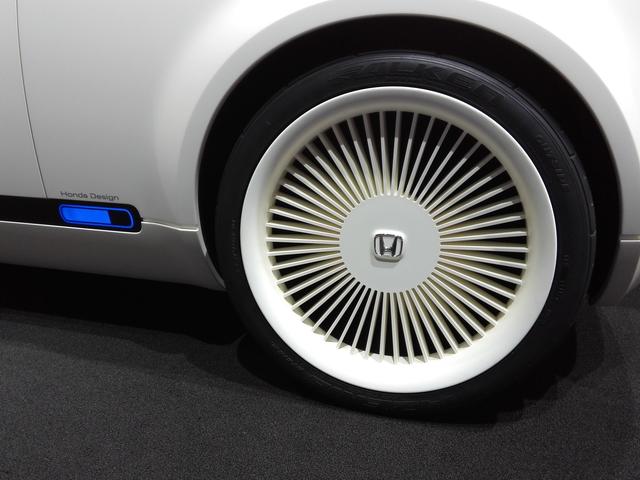 画像: タイヤはファルケンアゼニスで225/40R20。ホイールは樹脂製のように見える。
