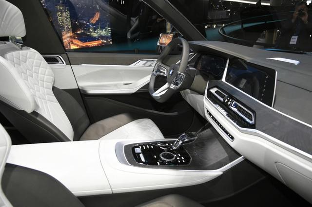画像: コンセプトX7 iパフォーマンスのセンターコンソールはその幅の広さも特徴的です。相当に大柄な人がフロントの両シートに乗ったとしても、腕が触れあうことなど考えられない感じですね。ハンドルだけでなく、ATセレクターやiDriveコントローラーまわり、エアコン吹き出し口のデザインなどにも新しいデザイン路線が取り入れられています。