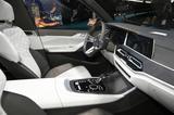 画像: コンセプトX7 iパフォーマンスのセンターコンソールはその幅の広さも特徴的です。相当に大柄な人がフロントの両シートに乗ったとしても、腕が触れあうことなど考えられない感じですね。ハンドルだけでなく、ATセレクターやiDriveコントローラーまわり、エアコン吹き出し口のデザインなどにも新しいデザイン路線が取り入れられています。