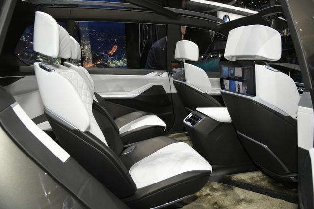 画像: コンセプトX7 iパフォーマンスの2列目シート。このモデルは6シーターで、最上級のラグジュアリーコンセプトをSAVシリーズに採り入れるというアイデンティティが実現されています。こうしたモデルの存在を歓迎するファンやユーザーの方々は大勢いるはずで、マーケットからの要望と期待にしっかり応えるという姿勢がうかがえるコンセプトモデルです。